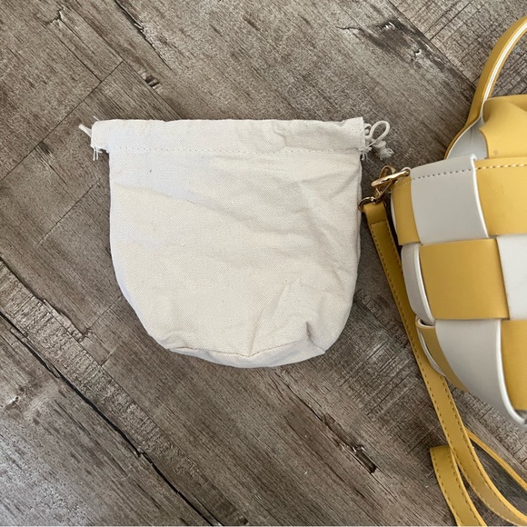 Woven basket style bucket bag - Picture 3 of 5